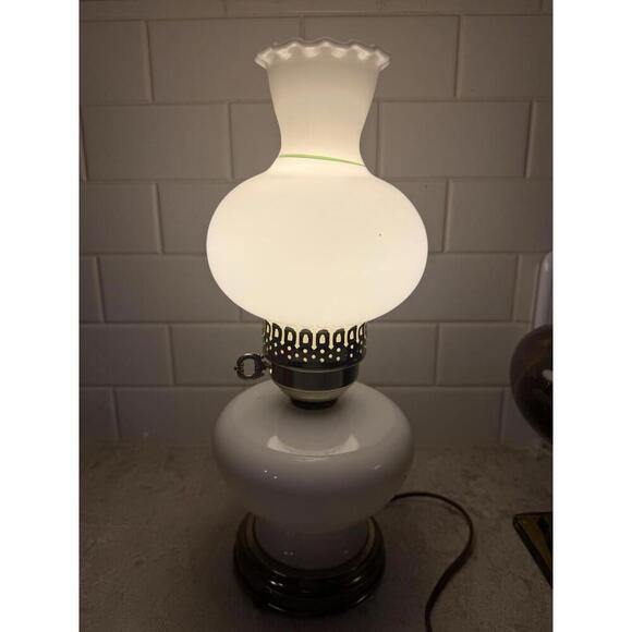 Vintage Milk glass electric hurricane lamp with brass base and floral motifs. - Picture 5 of 15